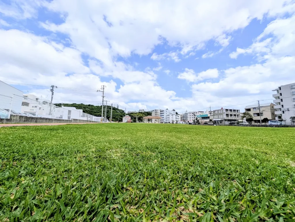 【沖縄・北谷】奈留川西公園　グランドと青空の写真